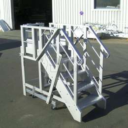 Workplatform with collapsible guardrails Mobile aluminium industrial platform and stairs with collapsible guardrails.